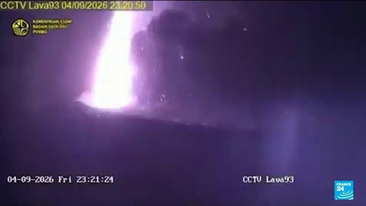 Núi Anak Krakatau phun trào khiến 6 sân bay Indonesia tạm dừng hoạt động