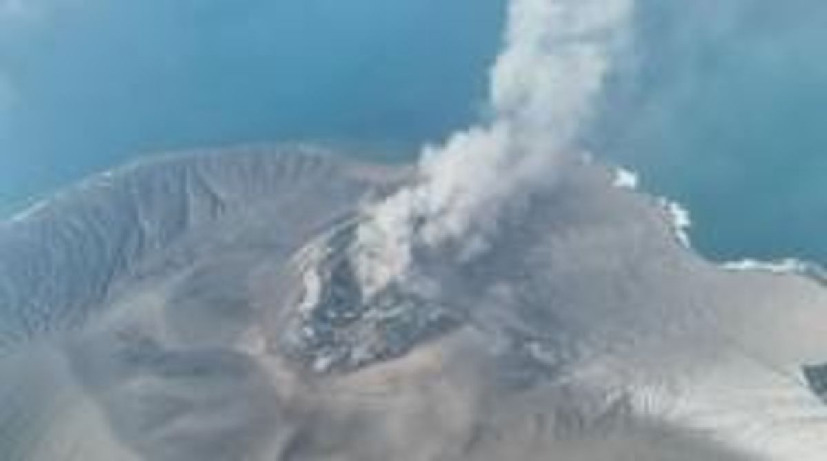 Núi lửa Anak Krakatau phun trào khiến 270.000 hành khách mắc kẹt, sân bay đóng cửa kéo dài